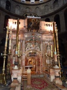 Front of edicule over the Tomb of Christ (Seetheholyland.net)