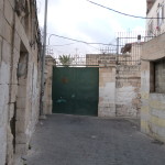 Green door on Alley 7 leading to Russian Church of the Ascension (Seetheholyland.net)