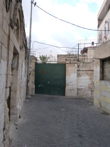 Green door on Alley 7 leading to Russian Church of the Ascension (Seetheholyland.net)