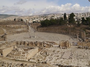 Oval Plaza at Jerash (Zairon / Wikimedia)