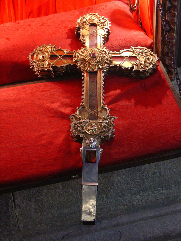 Reputedly the largest surviving piece of the True Cross, in Monastery of Saint Toribio De Liébana, Spain (Francisco J. Díez Martí / Wikipedia)