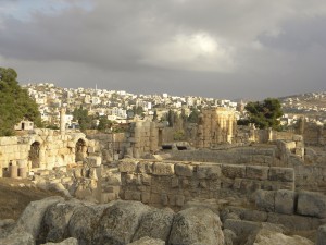 Ruins of ancient Jerash with modern city in the background (Britchi Mirela / Wikimedia)