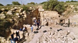 Excavations in the forecourt of Salome’s Cave (©️Emil Eljam / Israel Antiquities Authority)