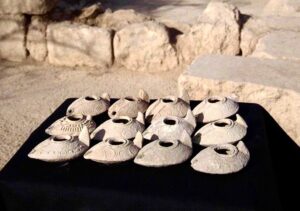 Clay lamps from the eighth to ninth centuries discovered during excavations (©️Emil Eljam / Israel Antiquities Authority)