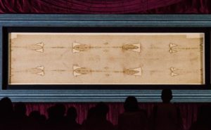 Pilgrims viewing the Shroud during an exposition in 2015 (Stefano Guidi / Shutterstock)