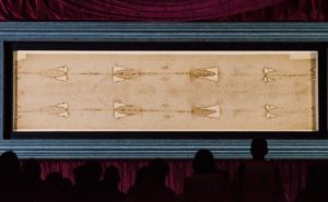 Pilgrims viewing the Shroud during an exposition in 2015 (Stefano Guidi / Shutterstock)