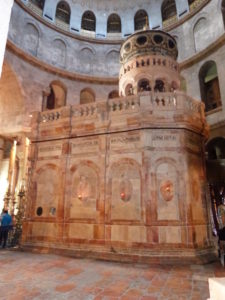 ide of the edicule, showing reddish-cream marble restored in 2017 (Seetheholyland.net)