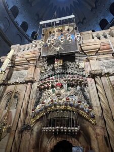 The ornately furnished facade of the edicule (Fiona Wilson-Taylor / Seetheholyland.net)