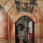 Entrance to the Chapel of the Angel, with the tomb chamber beyond the pedestal with candles (Diego Delso / Wikimedia)