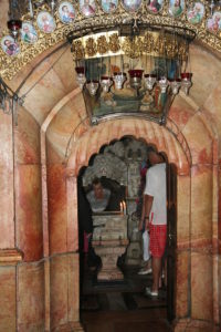 Entrance to the Chapel of the Angel, with the tomb chamber beyond the pedestal with candles (Diego Delso / Wikimedia)