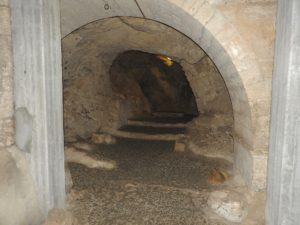 Underground passageways between the caves (© Gregory Jenks)